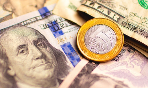 Dólar tem maior cotação desde abril e quem tem dinheiro em paraíso fiscal fatura como nunca
