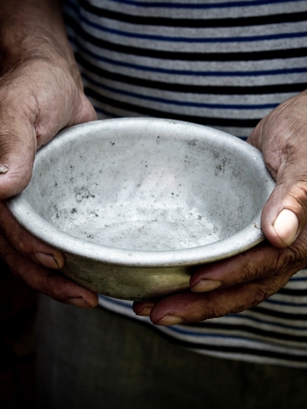 Em meio à fome, Governo Federal ‘enterra’ programa de compra de alimentos
