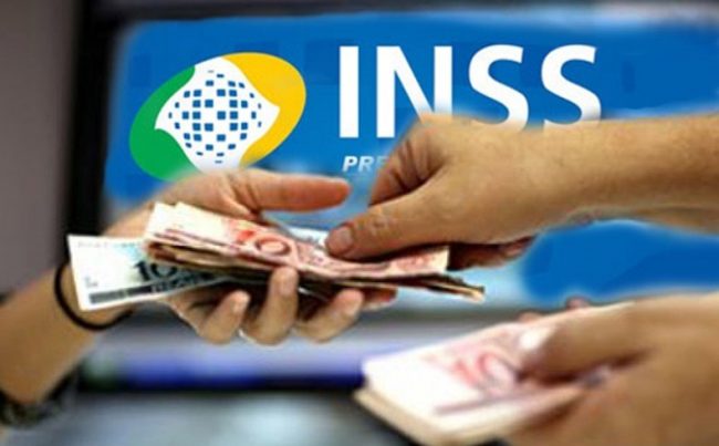 Aposentados e pensionistas começam a receber primeira parcela do 13º pelo INSS