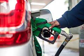 Preço da gasolina nos postos volta a subir após 15 semanas